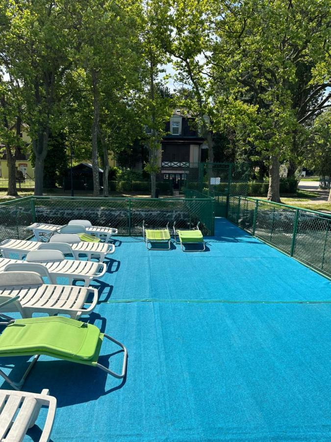 Party Villa Holiday Rent Балатонфёльдвар Экстерьер фото