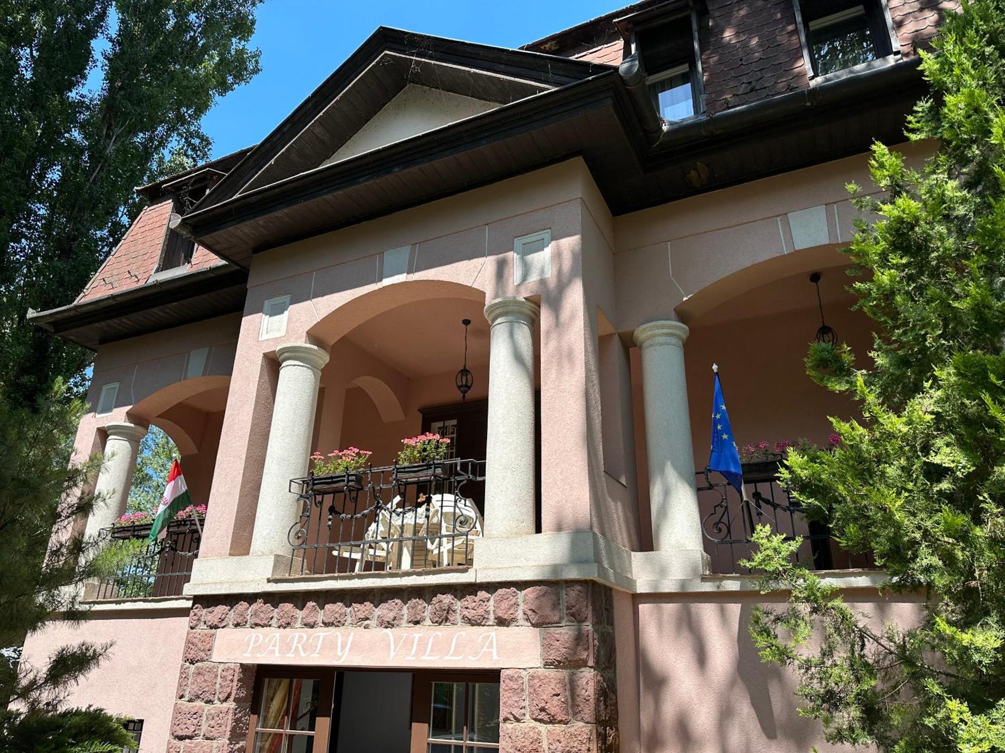 Party Villa Holiday Rent Балатонфёльдвар Экстерьер фото